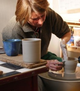 Nanni Brücker à l'Atelier Tourne La Terre en train de tourner