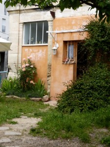 L'entrée de l'atelier Tourne La Terre - Jardin